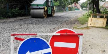 ремонт дороги, проїзд заборонено ремонт вулиці, каток