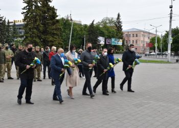 Одразу п'ять з семи людей в шерензі до покладання квітів до пам'ятного стенду Героїв Небесної Сотні та загиблих воїнів АТО – представники міськради: в.о міського голови, три заступники та радник. Це та інші фото відділу інформаційної роботи Луцькради