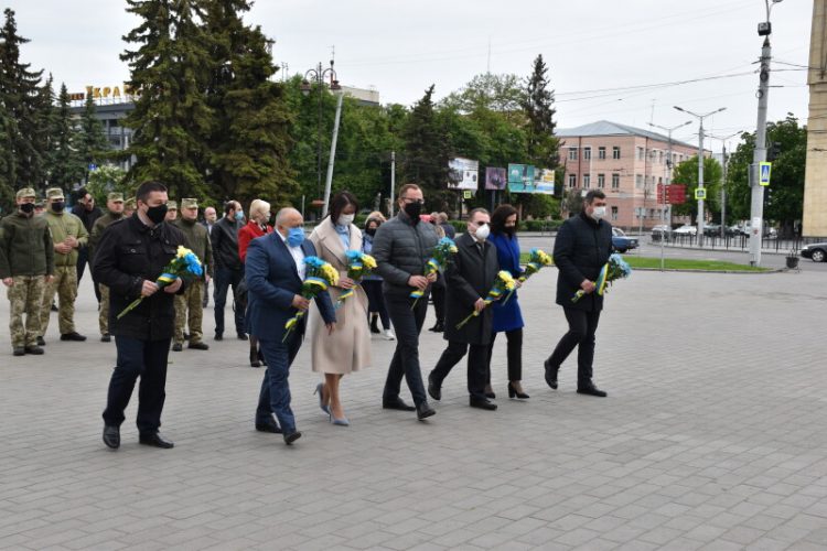 Одразу п'ять з семи людей в шерензі до покладання квітів до пам'ятного стенду Героїв Небесної Сотні та загиблих воїнів АТО – представники міськради: в.о міського голови, три заступники та радник. Це та інші фото відділу інформаційної роботи Луцькради