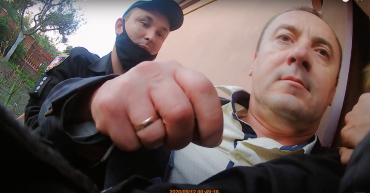 Затримання прокурора Миколи Троцюка поліцейськими у вересні 2020 року. Скріншот з відео ІА "Волинські новини"