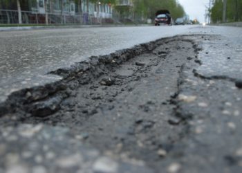 яма на дорозі
