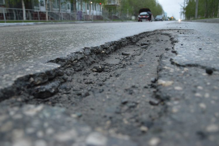 яма на дорозі