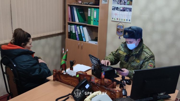 білоруський прикордонник і біженка