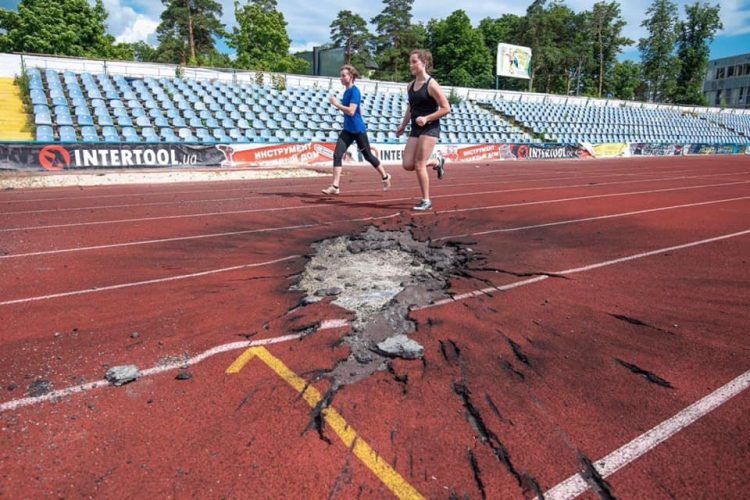 спорстмени на зіпсованому стадіоні