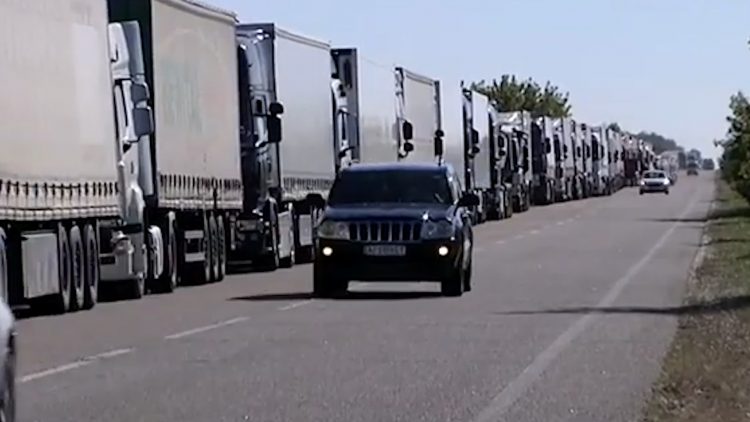 черга з вантажівок