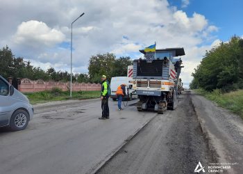 Влітку 2022 «Волиньдорбуд» ліквідовував вибоїни на дорозі у селі Дачне, неподалік Луцька. Фото Служби автомобільних доріг у Волинській області