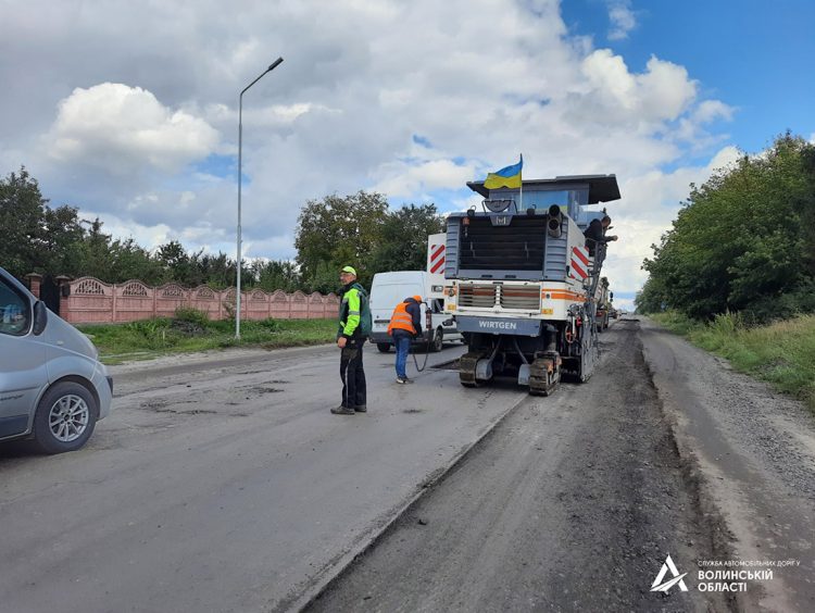Влітку 2022 «Волиньдорбуд» ліквідовував вибоїни на дорозі у селі Дачне, неподалік Луцька. Фото Служби автомобільних доріг у Волинській області