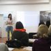 Любава Казмірчук пояснює, як надавати першу психологічну допомогу учасникам тренінгу "Перша психологічна допомога" від Центру готовності цивільних в Луцьку, Волонтерського штабу "Ангар" спільно з фондом Сергія Притули