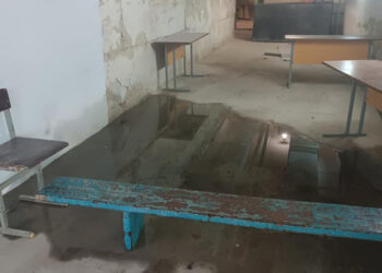 калюжа в укритті ліцею у Володимирі