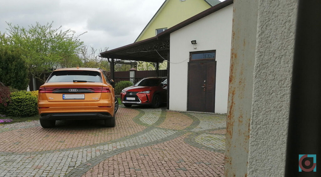 автомобілі у дворі Веніславських