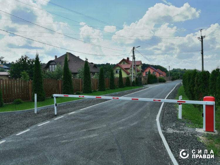 Скарга через шлагбауми Кватирка