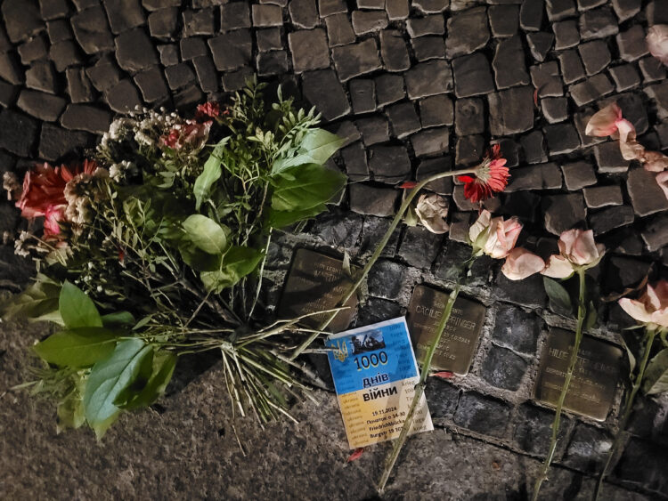 Фото у центрі Берліна про акцію, присвячену до 1000 днів від повномасштабного вторгнення. Фото  Маї Голуб.