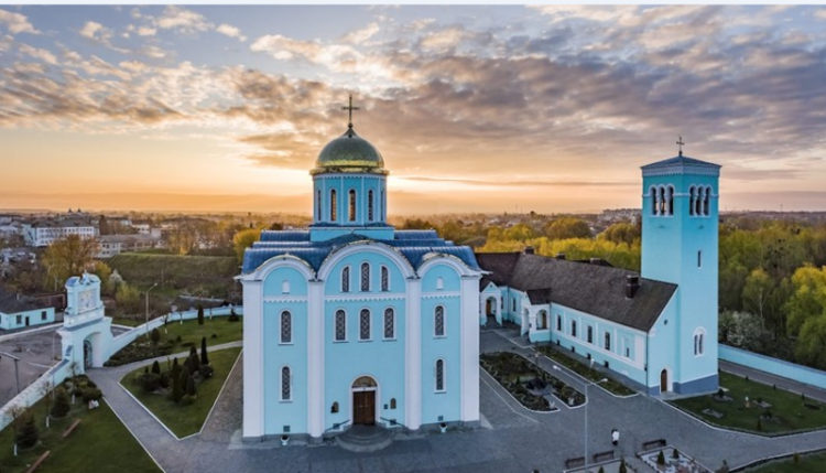 Суд вирішив, що релігійна громада УПЦ МП має виселитися з комплексу споруд Свято-Успенського собору у Володимирі. Джерело: bug.org.ua.