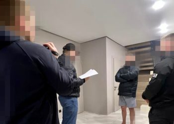 Правоохоронці затримали лучанина, який заробляв на ухилянтах. Фото: Волинська обласна прокуратура.