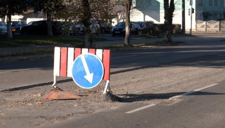 Ділянка дороги на вулиці Ковельській у Луцьку, де вирізали старий шар асфальту, щоб покласти новий. Фото Суспільне Луцьк.