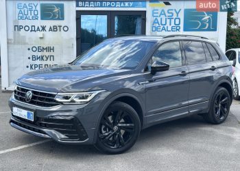 Авто такої моделі посадовиця декларує із вартістю лише 300 тисяч. Джерело: auto.ria.com.