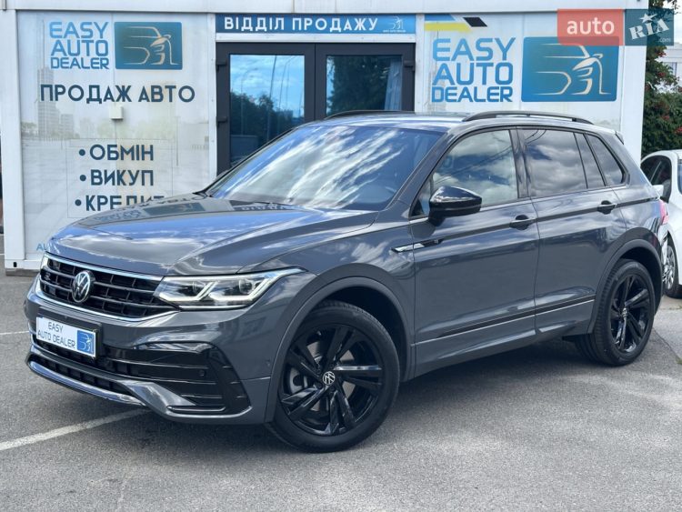 Авто такої моделі посадовиця декларує із вартістю лише 300 тисяч. Джерело: auto.ria.com.