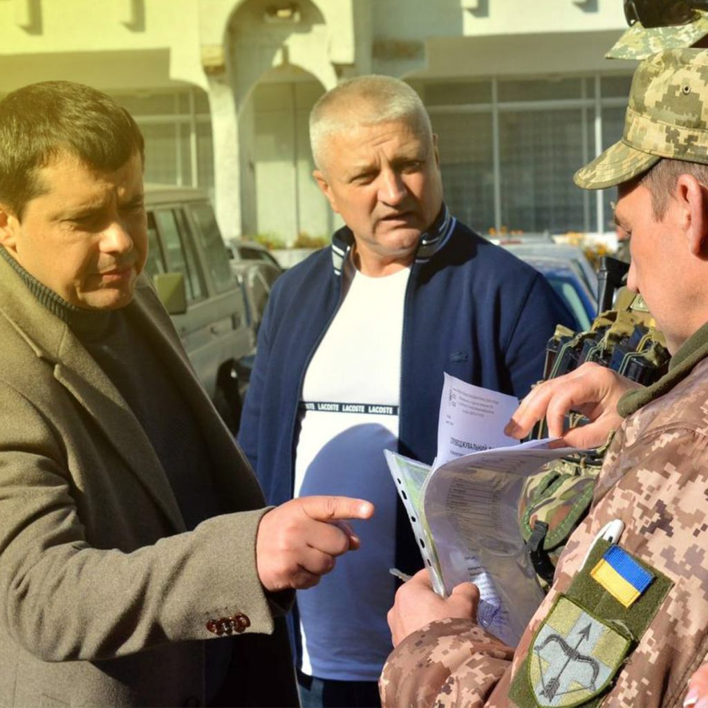 Засновник благодійної організації «Добра справа» Андрій Лінник (у центрі) і її директор Юрій Слива. Фото з Facebook-сторінки БФ «Добра справа», жовтень 2022 року