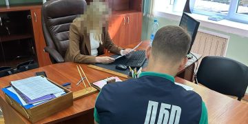 ДБР викрило Олену Ланевич у зловживанні владою - підписала наказ про оформлення гектара землі на Гнідавському болоті, у заказнику. Фото: dbr.gov.ua.