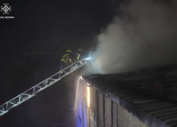 Рятувальники ДСНС Волині ліквідували пожежу, що виникла внаслідок ворожого обстрілу 10 вересня вночі.