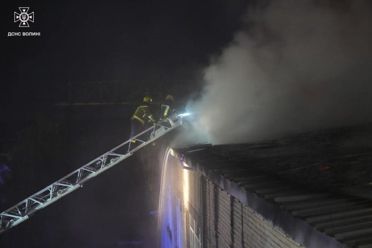 Рятувальники ДСНС Волині ліквідували пожежу, що виникла внаслідок ворожого обстрілу 10 вересня вночі.