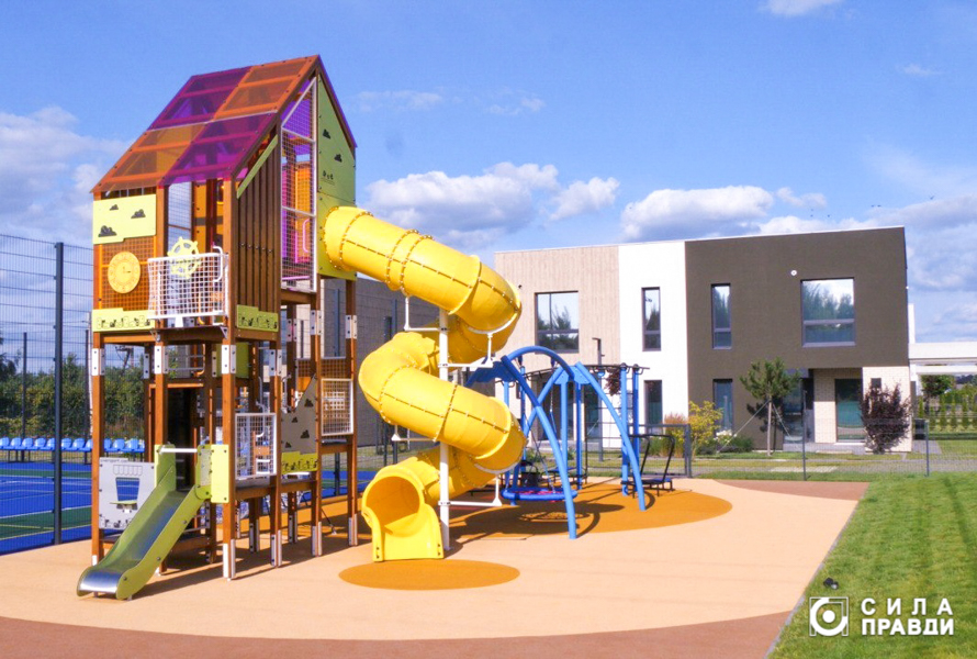 Дитячий майданчик на території котеджного містечка «Оctava» у с. Липини