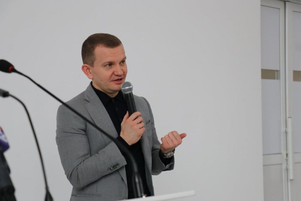 Замовником ЖК «Signature» вказане київське товариство з обмеженою відповідальністю «Експлуатаційна компанія «Сервіс»». Його співзасновником, згідно з даними аналітичної системи YouControl, є ТОВ «Континіум» з Луцька, яким керує генеральний директор однойменної групи компаній Олег Галущак.