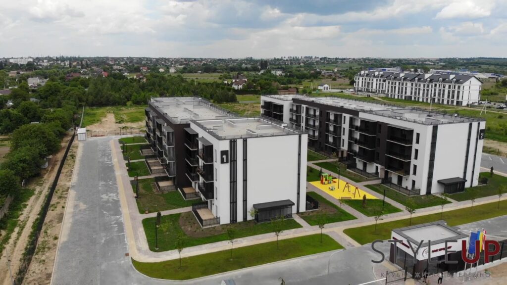 Перші дві багатоповерхівки ЖК «StyleUp» поблизу вулиці Теремнівської у Луцьку (територіально с. Липини), 2021 рік. Скриншот з відео Youtube-каналу «StyleUP»