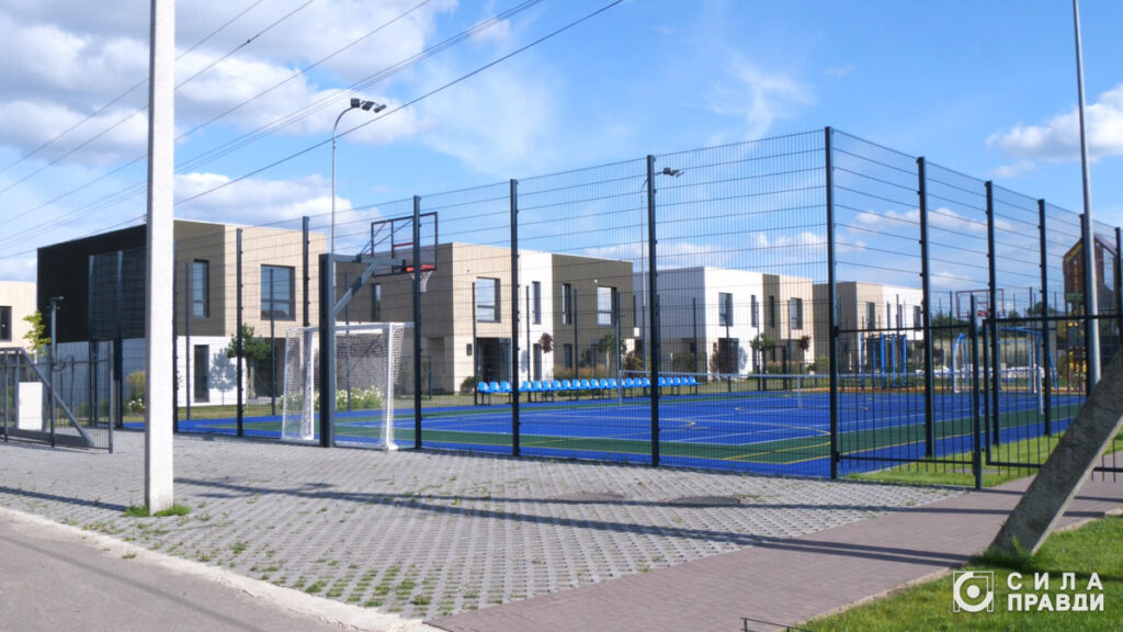 Спортивний майданчик котеджного містечка «Оctava» на вулиці Гетьмана Сагайдачного у с. Липини