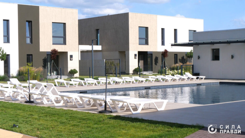 Басейн на території котеджного містечка «Оctava» у с. Липини