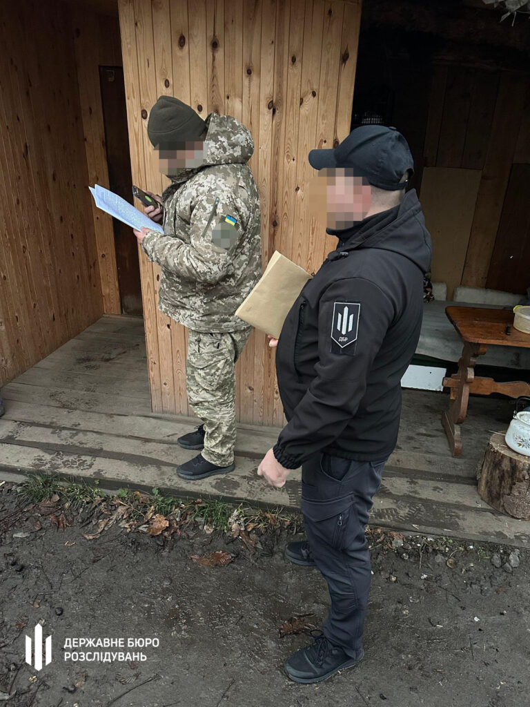 П’ятьом військовослужбовцям Волинського прикордонного загону повідомлено про підозру в організації незаконного виїзду чоловіків призовного віку за кордон.