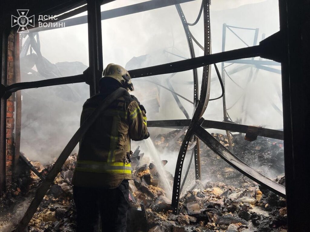 ДСНС Волині ліквідовує пожежі після обстрілу росіянами Луцька 6 грудня. Є влучання шахедів в цивільні об’єкти