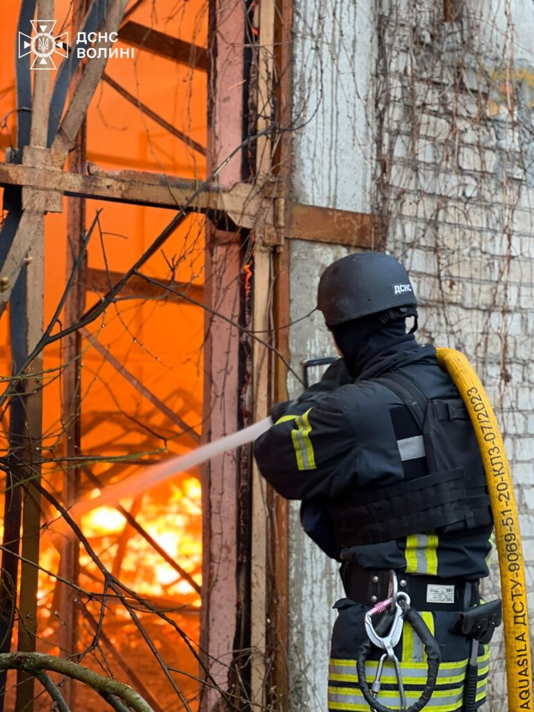 ДСНС Волині ліквідовує пожежі після обстрілу росіянами Луцька 6 грудня. Є влучання шахедів в цивільні об’єкти