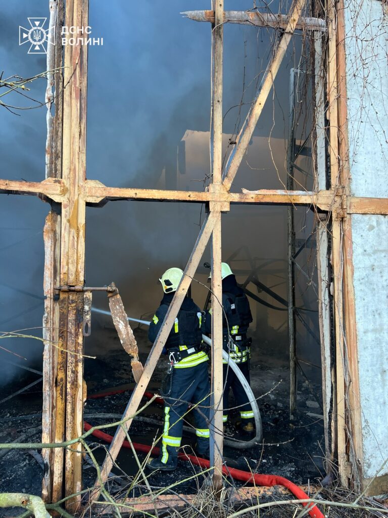 ДСНС Волині ліквідовує пожежі після обстрілу росіянами Луцька 6 грудня. Є влучання шахедів в цивільні об’єкти