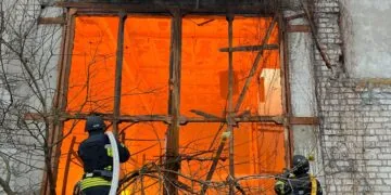 ДСНС Волині ліквідовує пожежі після обстрілу росіянами Луцька 6 грудня. Є влучання шахедів в цивільні об’єкти