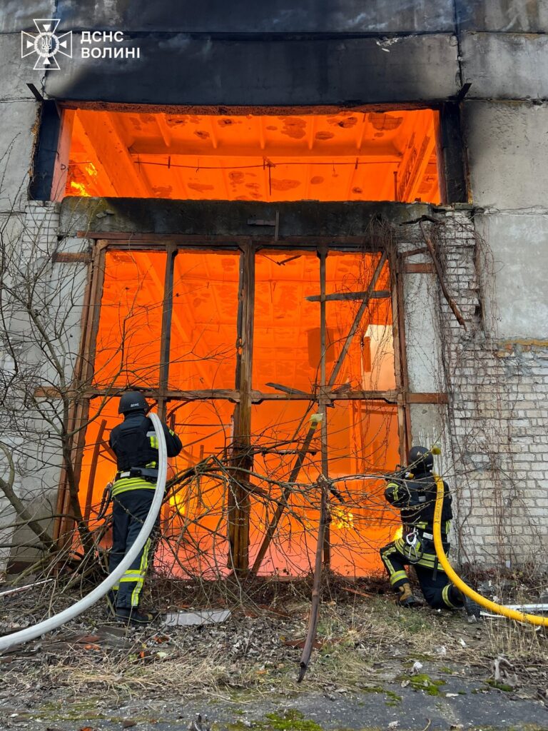 ДСНС Волині ліквідовує пожежі після обстрілу росіянами Луцька 6 грудня. Є влучання шахедів в цивільні об’єкти