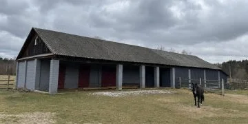 Лісова конюшня та господарська будівля в Клубочині Луцького району (викупив Сергій Ковальчук)