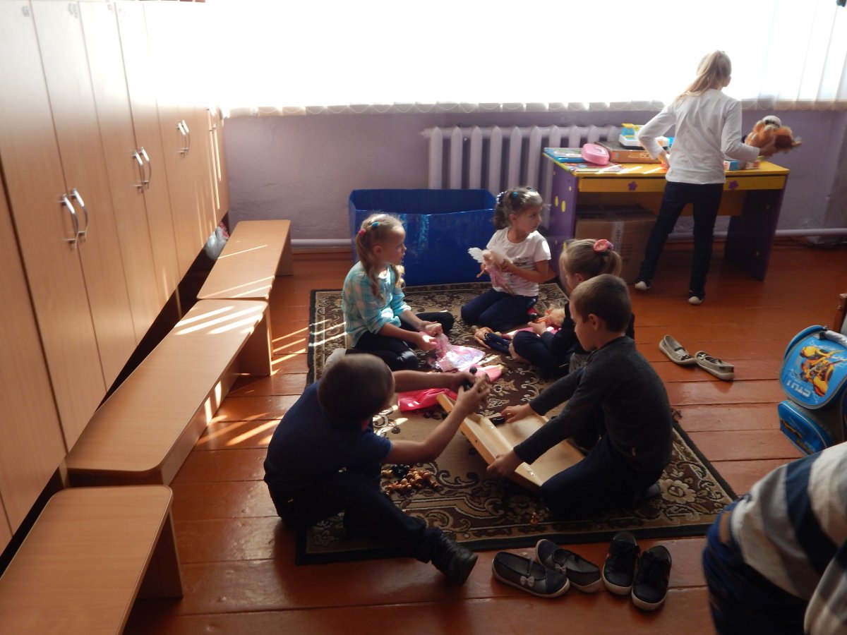 Ігрову зону у класі обладнали зусиллями батьків – придбали килимок та ігри.