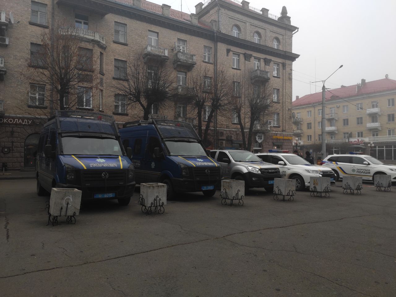 Поліцейські машини в день ректорських виборів біля головного корпусу СНУ