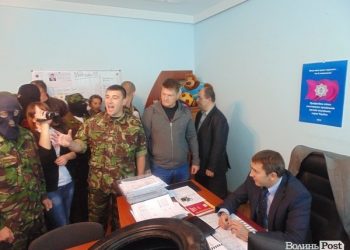 Фото 2014 року. Активісти вимагають звільнення Михайла Руденка у його кабінеті
