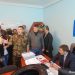 Фото 2014 року. Активісти вимагають звільнення Михайла Руденка у його кабінеті
