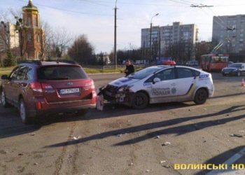 Аварія за участю службового атомобіля патрульних у Луцьку. Фото "Волинських Новин"
