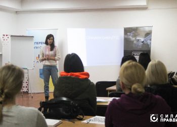 Любава Казмірчук пояснює, як надавати першу психологічну допомогу учасникам тренінгу "Перша психологічна допомога" від Центру готовності цивільних в Луцьку, Волонтерського штабу "Ангар" спільно з фондом Сергія Притули