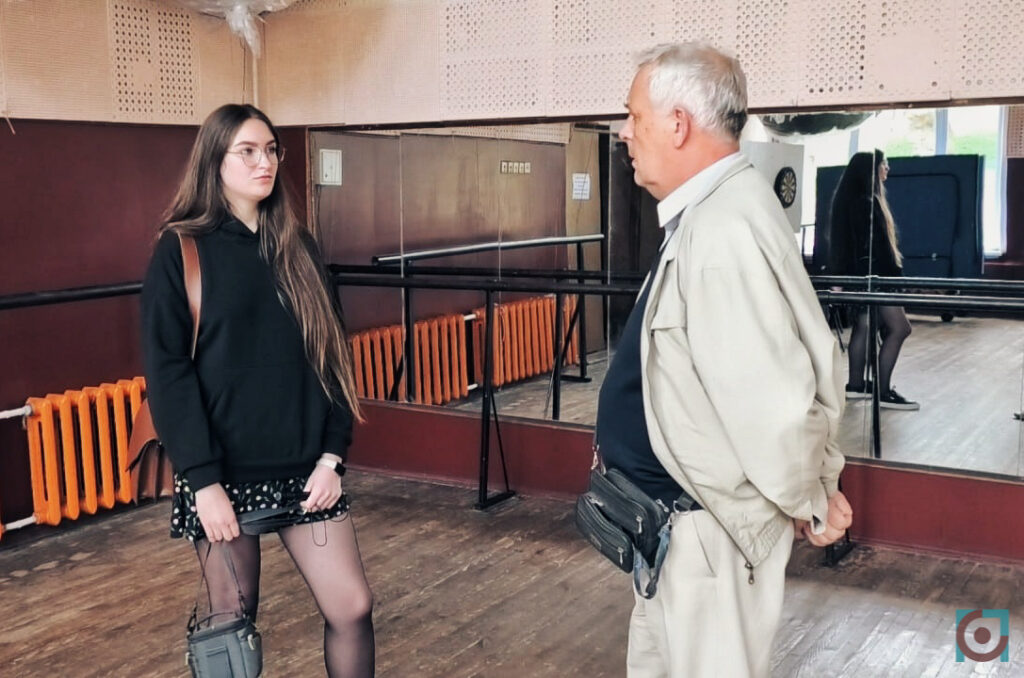 Заступник директора філармонії Андрій Тітяєв погодився поспілкуватися з журналістами.